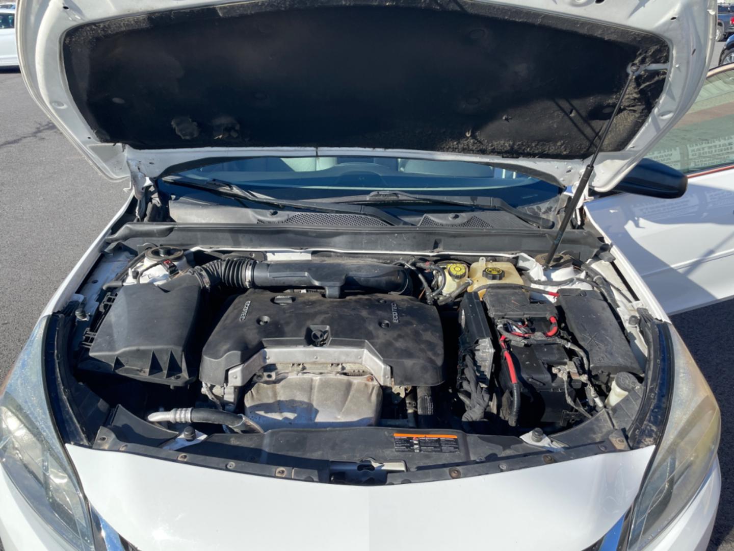 2016 White Chevrolet Malibu Limited (1G11B5SA1GF) with an 4-Cyl, 2.5 Liter engine, Auto, 6-Spd w/OD and Man Md transmission, located at 8008 Warden Rd, Sherwood, AR, 72120, (501) 801-6100, 34.830078, -92.186684 - Photo#17